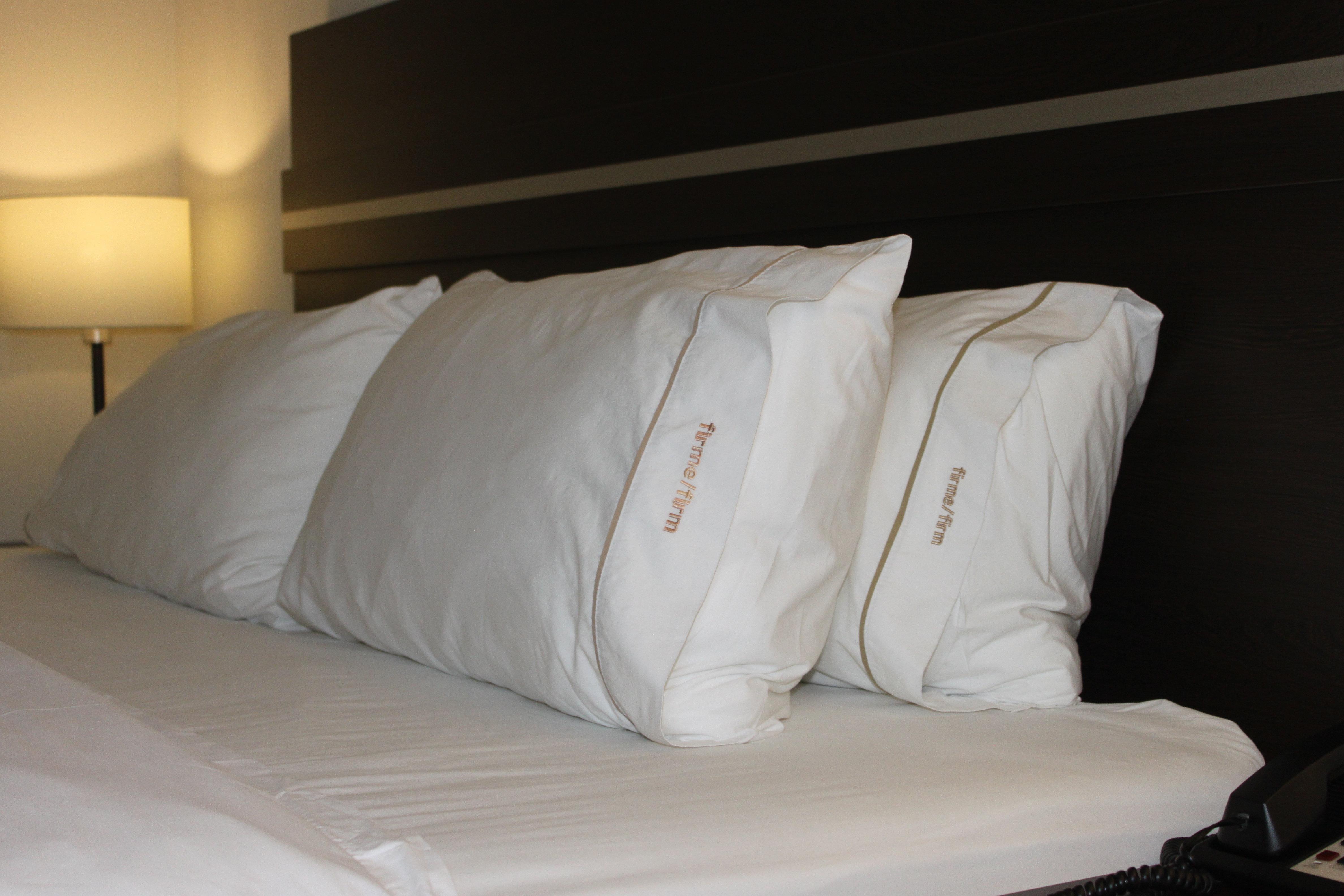 Holiday Inn Express Guaymas By Ihg Extérieur photo Pillows on a bed